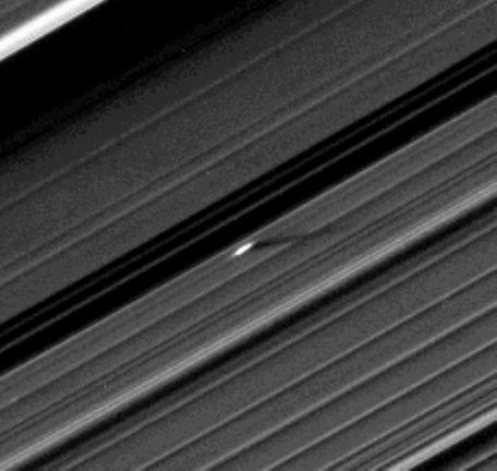 ei ole tarpeeksi iso muodostaakseen aukkoa renkaaseen Saturnuksen kuilla on muutenkin tärkeä rooli renkaiden olemassaolossa.