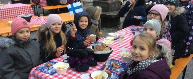 Koulun oppilaista koottu kuoro toimi esilaulajina, kun kajautimme joukolla Lippulaulun.