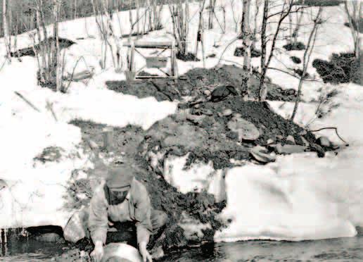 Ritakosken kaivosonkalosta kärrätään ulos soraa. Kuva: Charles Hill 1920. Hill huuhtoo kultaa Ritakosken rannassa keväällä 1920. Charles Hill Ritakosken kämpässä vuonna 1920.