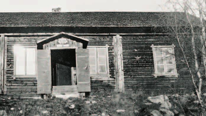 Siitä, kuka vaakunan on 1800-luvulla suunniellut, ei ole löytynyt tietoa. Kuva: Museovirasto Kultalan Kruunun Stationi kuvattuna 1920, jolloin alkuperäinen vaakuna oli paikallaan ulkooven yläpuolella.