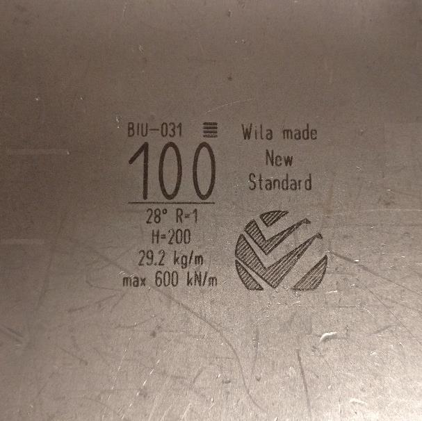 Safan-särmäyspuristimessa kuvassa 10b esitettyä säteeltään 1,0 mm olevaa paininta. (a) (b) Kuva 10.