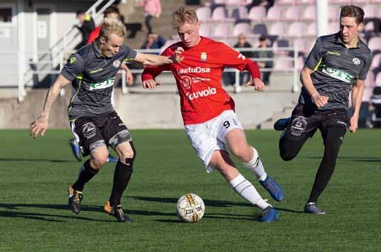 MYPA voitti Sudet 3-1 paikallistaistelussa kauden alla. Kuvassa MYPAn Samuel Lindeman taistelee pallosta Susien puristuksessa.