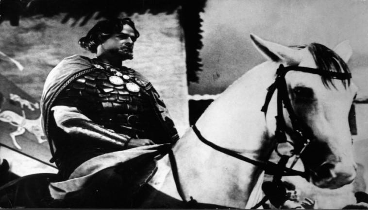 Aleksanteri Nevski (Venäjä 1938) kertoo 1200-luvun Novgorodin ruhtinaasta, joka lyö saksalaiset ristiretkeilijät Peipsijärven jäälle. Prokofjevin musiikki on yhtä järisyttävä kuin Eisensteinin kuva.