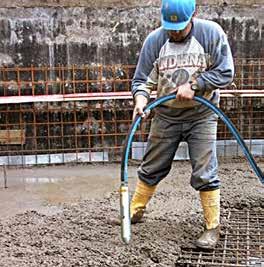 betonipintojen tasoittamiseen. Käytetään hiertosiipiä tai -levyä. Pitkä kahva helpottaa kuljettamista.