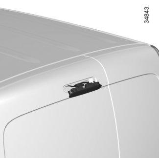 Irrota valo kiinnikkeistään käyttäen apuna ruuvitalttaa painamalla metallikiinnikkeitä.