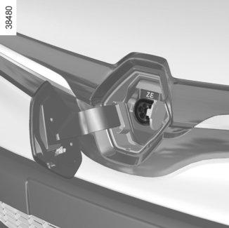 SÄHKÖAUTO: lataus (5/8) 2 Latauspistoke 2 Auton etuosassa on latauspistoke. Vältä auton pysäköintiä ja latausta äärimmäisissä ilmasto-olosuhteissa (kylmä tai kuuma).