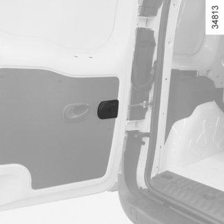 OVIEN AVAAMINEN JA SULKEMINEN (3/4) 7 8 Kaksiosainen takaovi Avaaminen ulkopuolelta Avaa oven lukitus ja vedä sitten kahvasta 7.
