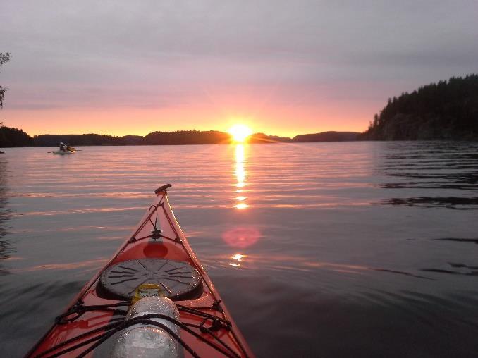 Sunrise wakes you up, you continue paddling and in the evening you relax in the mini-spa (sauna and hot tube) by the seashore. Come and relax yourself in the nature!