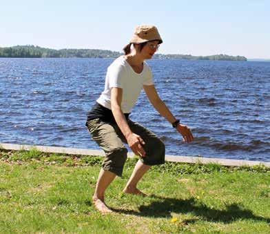 Seisomatyön peruina minulla on myös kireät jalat. Tuntuu, lähellä ääriasentoja, mutta sinne ei jäädä venymään.