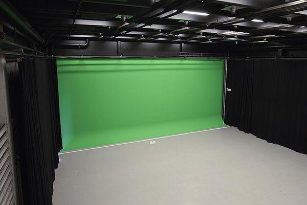 17 Erilaisten pintojen maalaaminen onnistuu myös, koska erilaisia chroma-maaleja on olemassa useilta eri valmistajilta (esimerkiksi Rosco). Mikä tahansa maalaamiseen soveltuva pinta on käytettävissä.