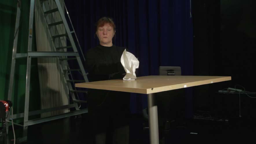 34 6 Esimerkkejä 6.1 Nenäliina-demo Omat kokemukseni muusta kuin vihreästä tai sinisestä taustakankaasta asettuvat mustan taustan parissa työskentelyyn.