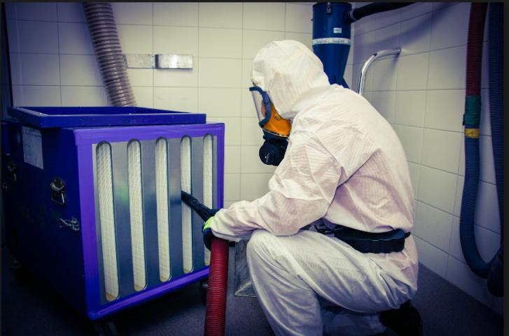 LAITEHUOLTOTILA Asbestipurkutyössä käytettävien laitteiden ja välineiden huolto ja puhdistus ovat asbestityötä, jotka on tehtävä siihen tarkoitukseen varatussa tilassa.