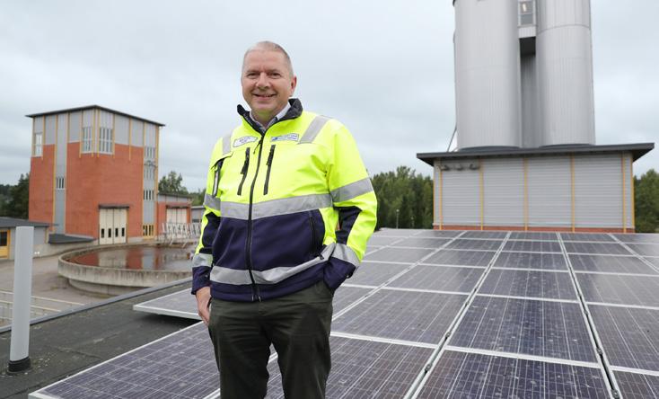 JANNE LEHTINEN Uusia aurinkopaneeleita JÄTEVEDENPUHDISTAMOLLE Aurinkopaneelit on sijoitettu kahden eri rakennuksen kattopinnalle, käyttöinsinööri Martin Alm kertoo.