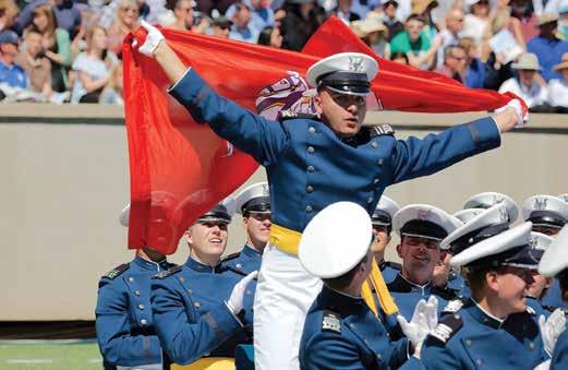 2017 m. Nr. 8 25 Per baigimo ceremoniją Matas laikė iškėlęs Lietuvos istorinę vėliavą. Matas Lėckas su V-22 Osprey įgulos šalmu orlaivio viduje (ir prie jo). niems, tiek užsieniečiams, tiek saviems.