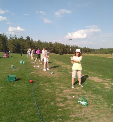 13 Doristen vaihtokokous LC Huittinen/ Doriksen hallituksen vaihtokokous pidettiin Alastaron golfkentällä golfin saloihin pureutuen opettajan johdolla hienossa