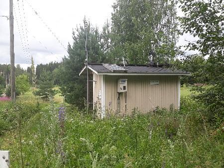 Avoimen golf-kentän ulkopuolella on metsäinen ulkoilualue. Mittausasema on avoimella paikalla ja etäällä vilkasliikenteisistä liikenneväylistä ja suurista pistelähteistä.