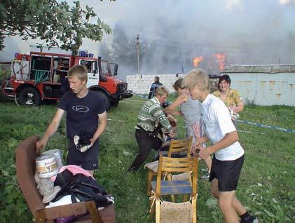 Häire 112 Päästeteenistuse ajakiri 3/4 2007 21 Foto: Urmas Ojaste Foto: Urmas Ojaste Foto: Urmas Ojaste Foto: Margo Kruusma des lõpetatud, järelkustutus kestis kella üheni öösel.