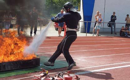 52 Häire 112 Päästeteenistuse ajakiri 3/4 2007 Eesti meistrivõistlused tuletõrjespordis peeti Jõgeval, 13. - 14. juulil 2007. a. Võistluste tulemused: Individuaalalad Koht Võistlusalad 100 m Konks NIMI Võistkond AEG NIMI Võistkond AEG I J, Remmel Pärnumaa 16,52 Andro Oviir Pärnumaa 14,39 II I.