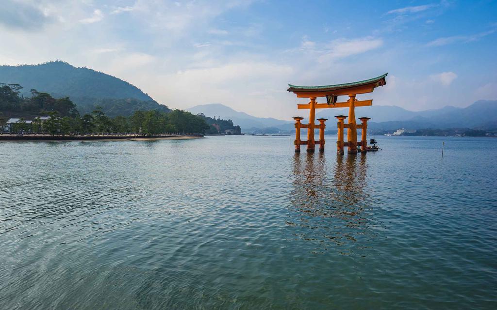Kiinan ja Japanin välissä sijaitseva Korean niemimaa on ollut silta, jota pitkin uskonnot, kielen ja kulttuurin ilmiöt sekä arkkitehtuuri ovat kulkeneet Japaniin.