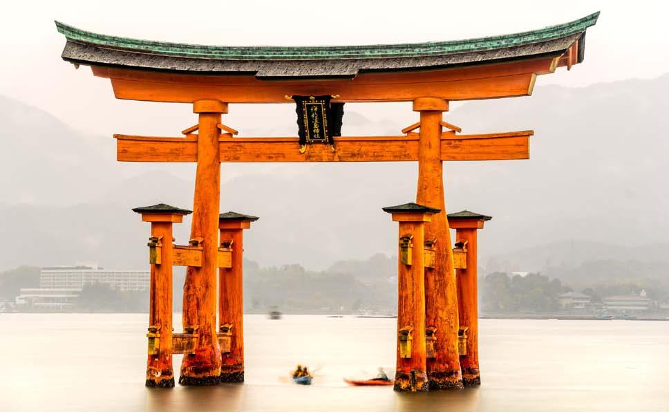 Aamupäivän vierailukohteen vastakohtana tutustumme iltapäivällä Itsukushima Shinton -pyhäkköön Miyajimassa. Torii-portti on pyhäkön sisäänkäynnin merkkinä.