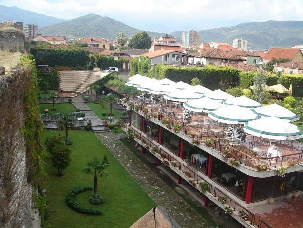 Elbasanin linna Tiranassa majoitumme Tirana International hotelliin, joka sijaitsee Skanderbergin aukion reunalla.