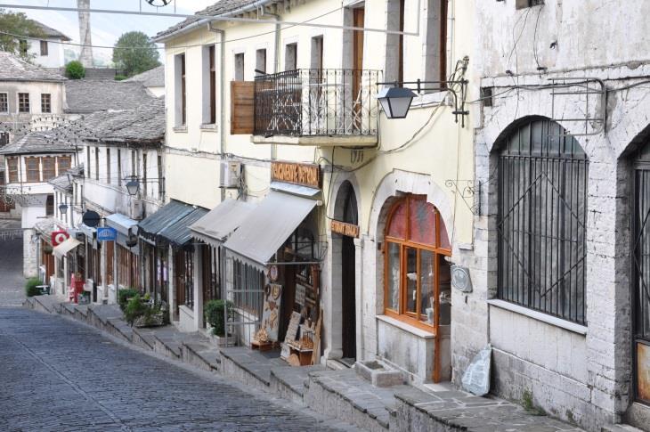 Saavuttuamme Gjirokastraan kirjoittaudumme hotelliin ja kiipeämme hotellimme Cajupin takana sijaitsevalle kukkulalle ja siellä olevalle linnalle, joka nykyään toimii asemuseona.