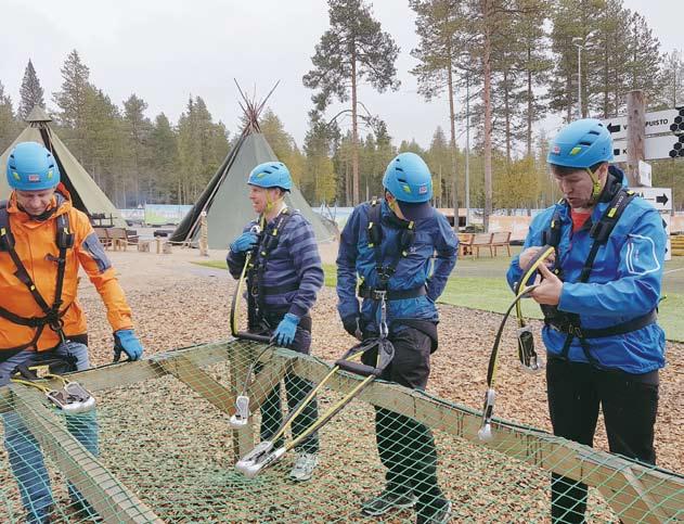 Henkilökunnan virkistyspäivänä tutustuttiin kiipeilyharrastukseen seikkailupuistossa.