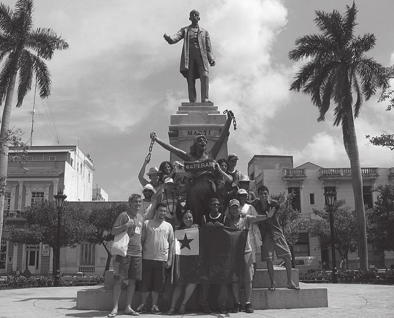 Esperanta Finnlando Esperantobladet lokakuu oktobro 4-5/2010 Partoprenantoj de Internacia Junulara Kongreso dum vizito al Matanzas, fotitaj antaý statuo de la poeto José Martí.