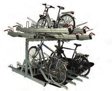 pidikkeessään Til het voorwiel van de fiets op en plaats deze naast de uitsparing in de goot, duw vervolgens de fiets naar boven en plaats het achterwiel in de