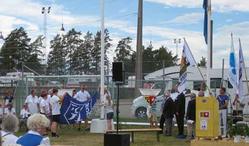 Kolmelta koitti avajaiset, joissa Helsingin yhdistyksen lippua kantoi vankalla kokemuksella Ilari Lepola.