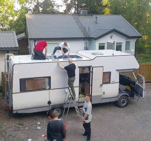 Vanhan Matkaajan kunnostusta osa 2 Grand Hotellin katolle asennetaan 265w aurinkopaneeli. Aurinkopaneelin asennus Moni karavaani on pähkäillyt aurinkopaneelin asennusta.