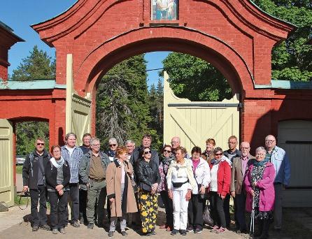 muistoarkulla heräsi ajatuksena pienessä seurakuntapiirissämme ja matka toteutui kesäkuussa. Ilmatyynyalus lipui pääluostarin satamaan kesäisenä keskiviikkoiltana.