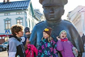 ILOMANTSI OPINTOMATKA VAI PYHIINVAELLUS Aurinko oli laskemassa Ilomantsin järven taakse ja loi viimeisiä säteitään Pyhän Elian kirkon kupoleihin, kun me ikonimaalarit ja ikonimaalauksen ystävät