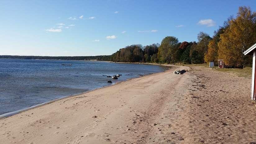 Kuva 2. Högsandin hiekkarantaa. Näkymä kohti lounasta. Rami Kokko / ARK-sukellus. Kuva 3. Lillfjärdenin pienvenesatama.