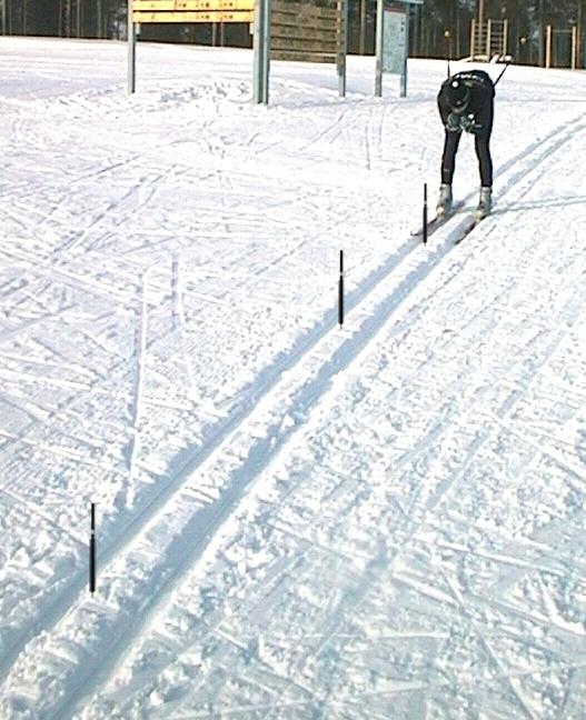 Kuvan 16 hiihtäjällä on kiinnitetty jalkaan mittalaite, joka tunnistaa ladun varteen asennetut sensorit. KUVA 16.