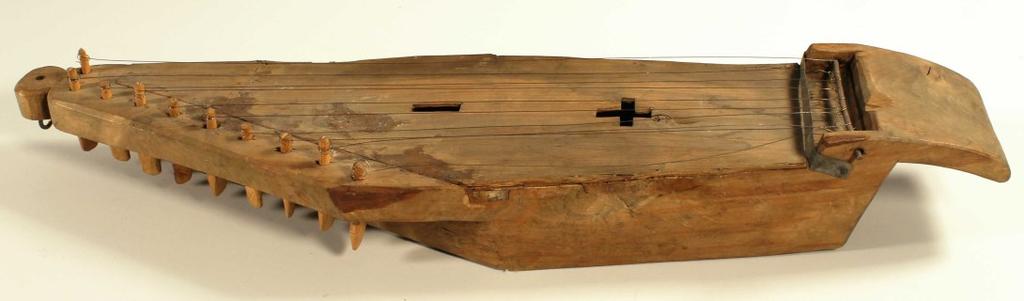 10 TMM8064 Pituus: 745 mm Rakennustiedot Leveys: 170 mm Korkeus: 104 mm Historia Kantele från Karelen saatu Turun kaupungin historialliseen museoon vuonna 1908.