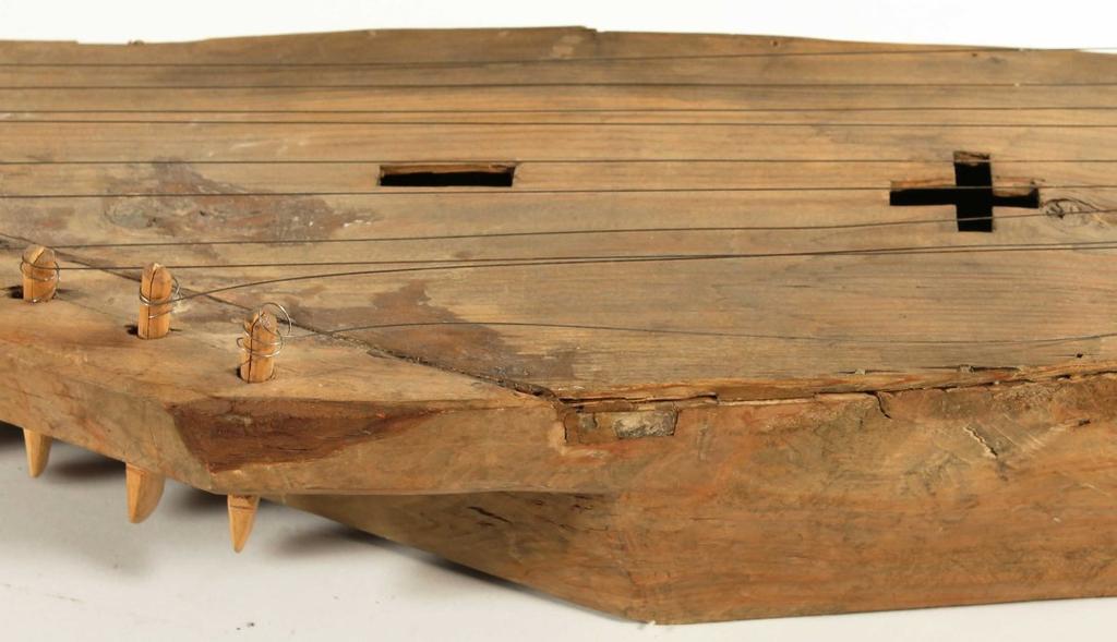 14 Kannessa on ristin ja suorakaiteen muotoiset ääniaukot.