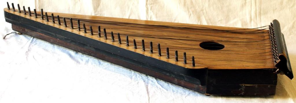 32 TMM16035:69 Pituus: Leveys: 915 mm 357 mm Korkeus: 127 mm Historia Kantele on kuulunut