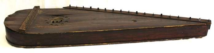20 HKHM4765:2 Pituus: Leveys: 1030 mm 320 mm Korkeus: 104 mm Historia Museon esinekortin mukaan soitin on 1800- luvun lopulta. Sen on myynyt museoon rekimestari Vihtori Orilähde Tuuloksesta.