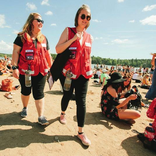 8 ENSIAPUA JA TERVEYTTÄ Ruisrock keräsi Turun aurinkoiseen Ruissaloon 105 000 juhlijaa.