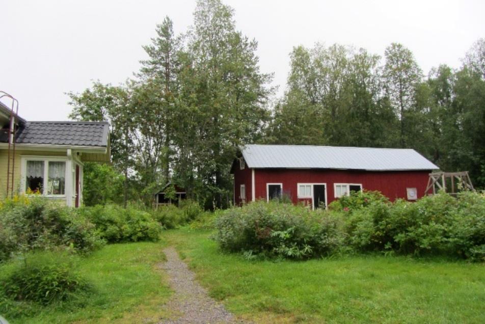 Periojantien varrella. Hirsirunkoinen asuinrakennus on jälleenrakennuskaudelta ja päällisin puolin hyväkuntoinen.