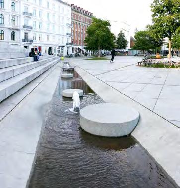 Vesi luo reitin varrelle muuttuvan kokemuksen. Vesiaihe alkaa Paasikiven aukiolta.