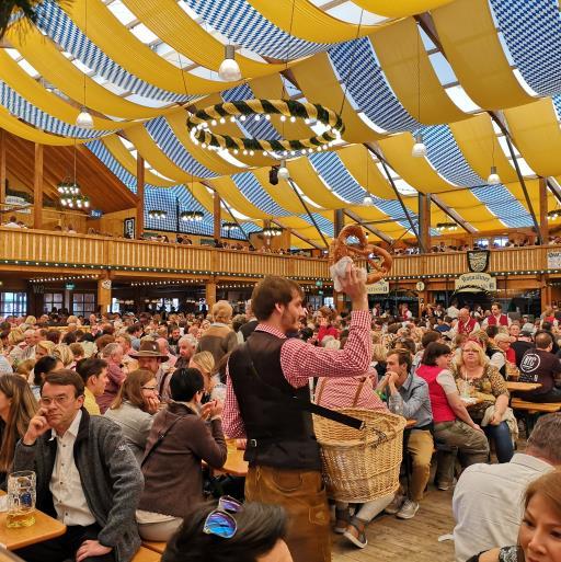 Oktoberfestit ovat kokemisen arvoiset Olut virtasi. ihanaa ruokaa. Jotkut tanssahtelivat pöydillä.