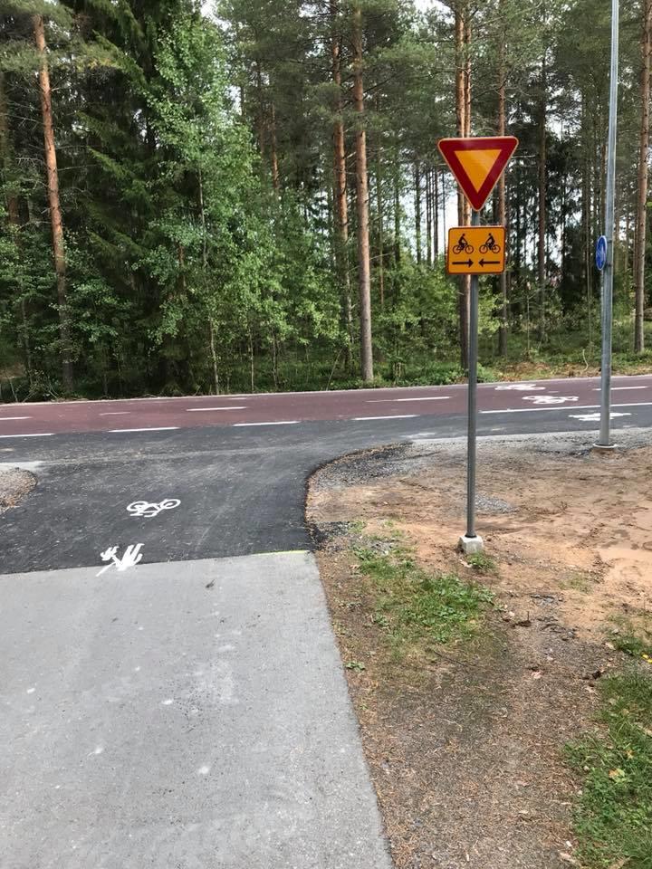 Linnanmaan Baana Eurooppalaisten parhaiden pyöräilyinfrastruktuurikäytäntöjen kartoituksessa todettiin, että laadukkaalla pyöräilyverkolla on selkeä verkkohierarkia 1) Pääväylät