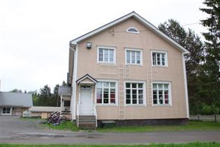 kaksikerroksin puurakenteinen kyläkoulu, jonka suunnitteli rakennusmertari J. Karvonen 1945.
