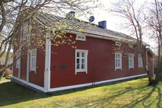 Suomen ensimmäinen kansakoulu. Rakennus on toiminut myös Savonlahden ensimmäisenä työväentalona vuosina 1903-1943. Rakennuksen vanhin osa on 1720-luvulta, laajennettu kouluksi v.