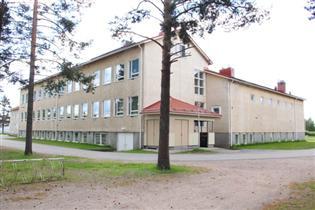 tiilirakenteinen koulu on valmistunut 1950-luvulla.