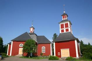 Kirkon vierellä on kolminivelinen kellotapuli vuodelta 1752. Kirkkomaisemaan liittyy myös 1865 rakennettu kotiseutumuseona toimiva lainajyvästön makasiini ja rukoushuoneena toimiva ns.