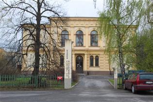 Gripenberg vuonna 1890. Näiden rakennusten ja puiston muodostama miljöö on muuttunut koulun lisärakentamisen myötä 1970-luvulla.