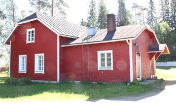 Se on koottu 1908 piipsjärveläisen Kiviniemen talon vanhoista hirsistä. Talo poikkeaa kylän muista rakennuksista katon päätyaumojen ansiosta.